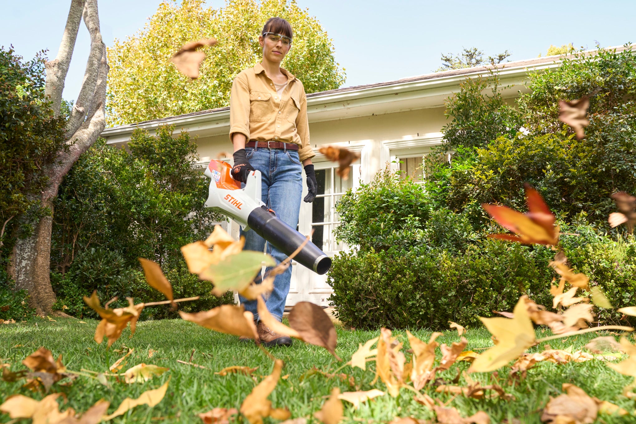 Gartenpflege mit einem STIHL Akku-Laubbläser